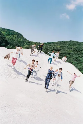 Vista 5 de SEVENTEEN BOYS BE Reedición 2º Mini Álbum Versión Aleatoria CD+60p PhotoBook+1p PhotoCard+1p Póster Tipo Mapa+1ea Pegatina+Seguimiento Sellado SVT