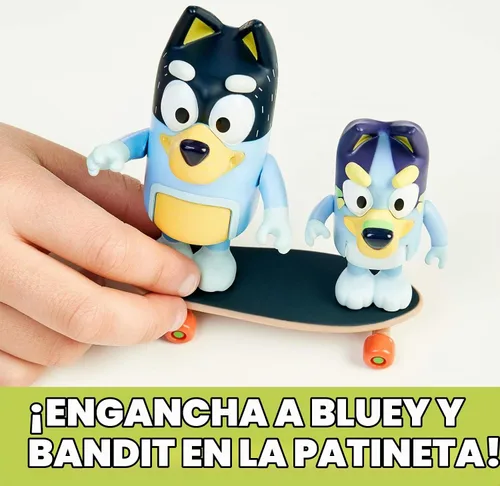 Vista 4 de Bluey, En patineta, 2.5 pulgadas y papá 3.27 pulgadas, paquete de 2, multicolor (13042)