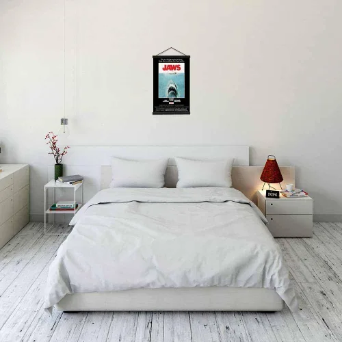 Vista 3 de Scorpio Posters Jaws - Mini póster de película, con licencia oficial, 11 x 17 pulgadas, con soporte para póster de madera negra