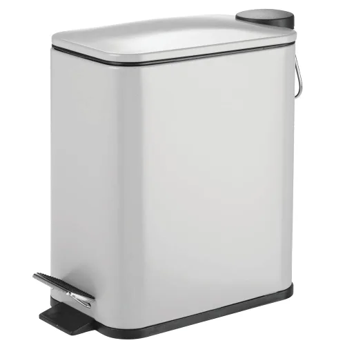 Vista 8 de mDesign Bote de basura rectangular de metal delgado de 1.3 galones/5 litros con pedal de paso, tapa de cierre fácil, forro removible - Papelera