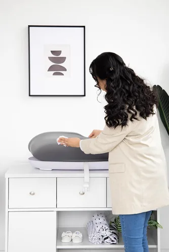 Vista 9 de Ubbi Cambiador de espuma para bebé, fácil de limpiar con base desmontable Gris