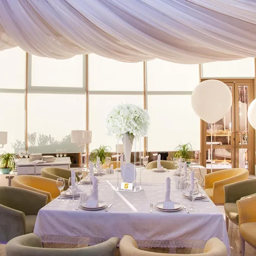 Vista 5 de Geetery Jarrón de acrílico alto para centros de mesa de boda, soporte elegante transparente con flores de hortensias artificiales para bodas