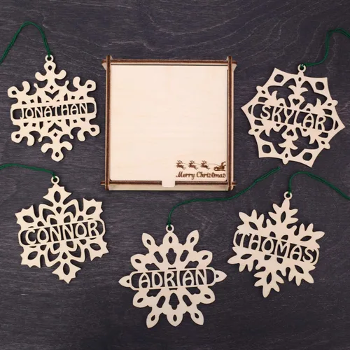 Vista 3 de Juego de 5 regalos personalizados de madera, adorno de Navidad grabado, adorno de árbol de Navidad de madera, decoración de Navidad, personalizado