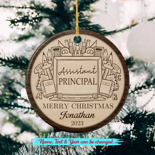 Vista 2 de Adorno de cerámica personalizado de asistente principal, adornos de Navidad del mejor asistente del mundo, texto personalizado, año y nombre de Papá