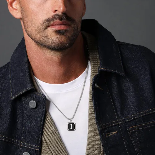 Vista 2 de LUXEJEW Collares con inicial para hombres y mujeres, delicado colgante de letra, collar de cadena para hombre, joyería para hombre