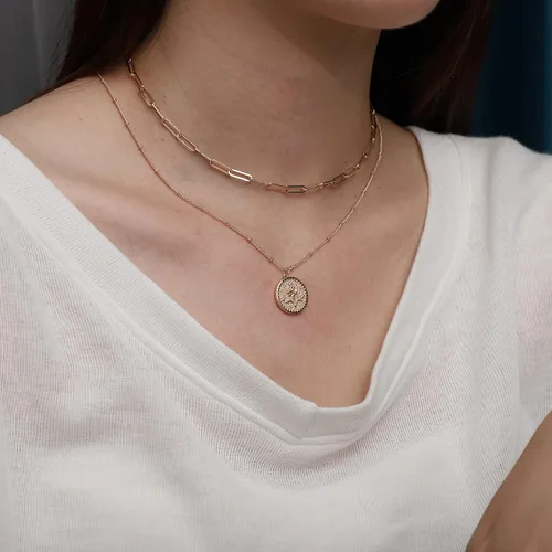 Vista 2 de Collar de moneda de flor de nacimiento en capas para mujer, chapado en oro de 18 quilates, doble capa, grabado floral, collar delicado con dije