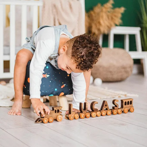 Vista 2 de BUSY PUZZLE Tren de madera personalizado del alfabeto con nombre y letras de nombre, juguetes educativos únicos, regalo de Pascua