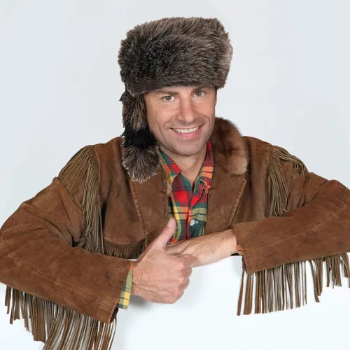 Vista 6 de ArtCreativity Sombrero de mapache de piel sintética para niños y adultos, gorra de piel de animal con cola de piel sintética, accesorio de disfraz