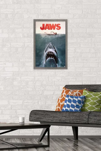 Vista 2 de Trends International Jaws - Póster de pared de una hoja, 14.725 x 22.375 pulgadas, versión con marco de madera tipo granero