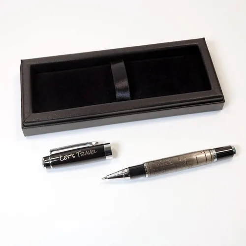 Vista 6 de Bolígrafo de metal personalizado con diseño de mapa del mundo premium + caja de regalo Diseña un regalo verdaderamente único Grabado con láser