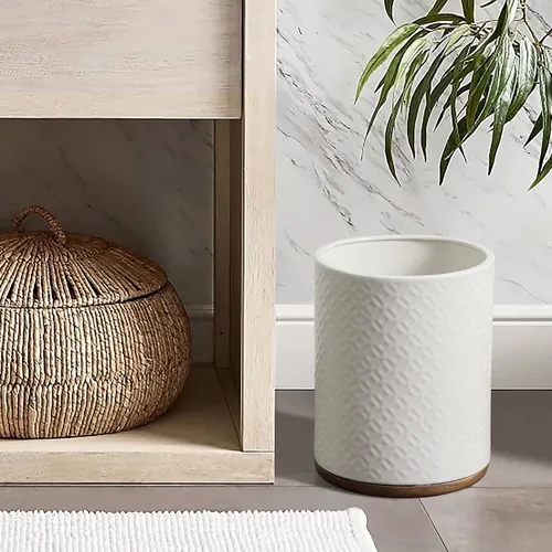 Vista 2 de Papelera decorativa de cerámica con base de madera (blanco y beige)