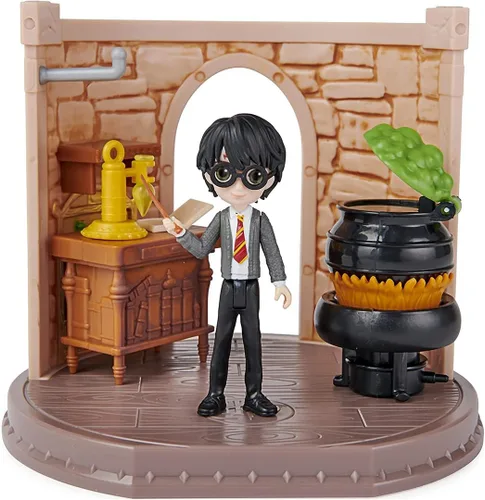 Vista 10 de Wizarding World Harry Potter, exclusivo castillo de Hogwarts de lujo de Magical Minis, 3 juegos de aula, 22 accesorios, 3 figuras, luces y sonidos