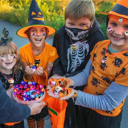 Vista 5 de U-Goforst 88 piezas de recuerdos de fiesta de Halloween para niños, pulseras iluminadas que brillan en la oscuridad, collares, anillos LED, juguetes