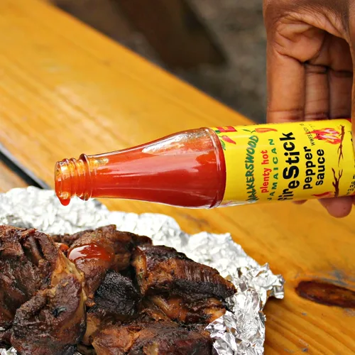 Vista 4 de Kit de Salsas Picantes y Sabrosas Walkerswood - 1 x Salsa Fire Stick de 6oz, 1 x Salsa Picante de Pimienta Hot JonKanoo de 6oz, 1 x Salsa Zesty