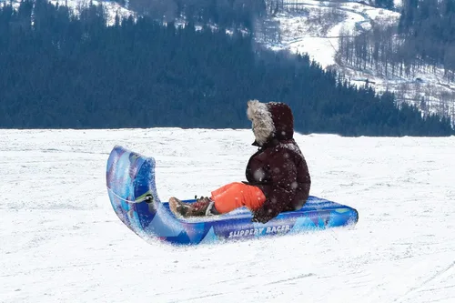 Vista 3 de Slippery Racer Trineo de nieve inflable gigante para adultos y niños, duradero, resistente, paquete de 2 unidades rojo y azul, 60 pulgadas