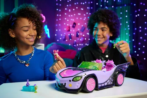 Vista 2 de Coche de juguete Monster High, vehículo Ghoul con accesorios para mascotas y enfriadores, convertible púrpura con detalles de telaraña