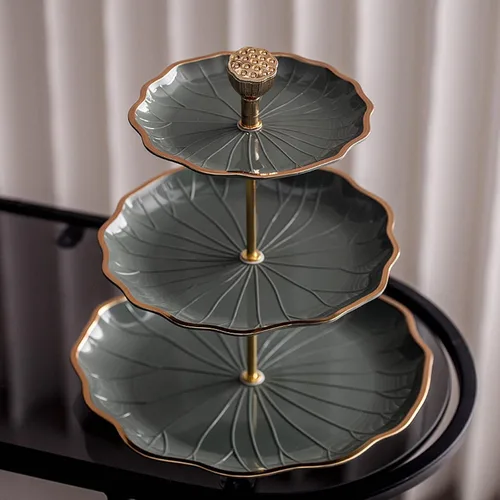 Vista 3 de Soporte de postre verde de tres niveles, bandeja de hoja de loto con borde plateado y dorado, tablero de exhibición de galletas de moda con mango