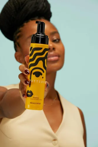 Vista 3 de PATTERN Beauty by Tracee Ellis Ross Curl Mousse 8 fl oz - Volumen y sujeción para cabello rizado 3a-4c