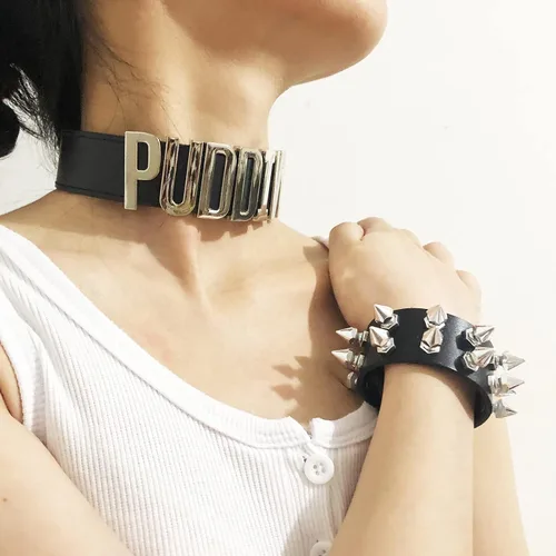 Vista 4 de Puddin - Juego de gargantilla y pulsera de cuero punk, collar de letra, accesorio de cosplay para mujer, disfraz de fiesta de Halloween