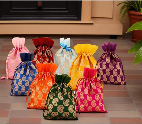 Vista 4 de Touchstone Preciosas bolsas de envoltura de regalos reutilizables, respetuosas con el medio ambiente, grandes con cordón de brocado Paisley