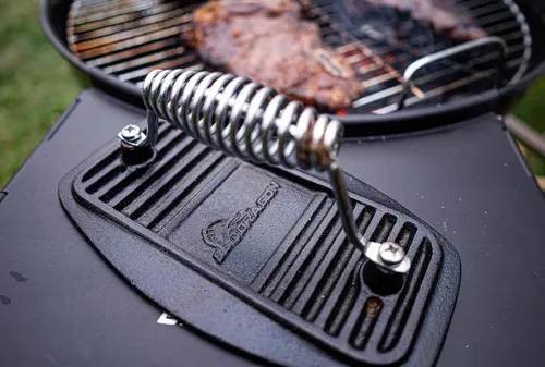 Vista 4 de BBQ Dragon Prensa para parrilla de hierro fundido – Prensa de hamburguesas, tocino y panini resistente de 2.9 libras – Pre sazonada para asar
