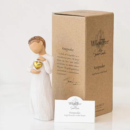 Vista 5 de Willow Tree Keepsake, Guardado para siempre en el corazón, figura sosteniendo un corazón de hoja de oro, una expresión de amor y cuidado