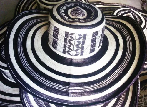 Vista 3 de Sombrero Colombiano Hecho a Mano Sinuano Cana Flecha Flecha Arrow 19 Vueltas Hecho por Artesanos Colombianos Negro, Blanco, Negro, Blanco
