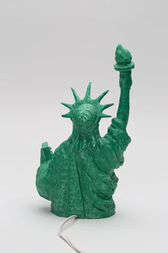 Vista 3 de Cosmos Gifts Fine Porcelain Statue of Liberty Tabletop Night Light Figurine, 11 in