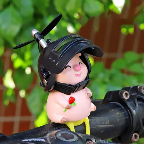 Vista 6 de ikasus Lindas figuras de muñeca de cerdo con casco, adorno de cerdito de la suerte, colgante para bicicleta, motocicleta, coche eléctrico, tablero