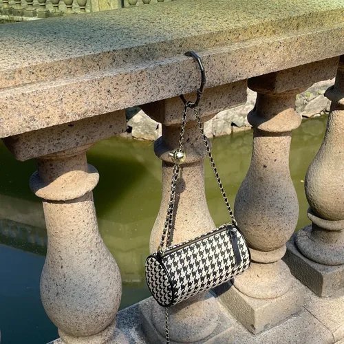 Vista 6 de Gancho para bolsa, soporta hasta 33 libras, gancho para bolso para escritorio, barra debajo de la mesa, colgador de bolsos, repisas, etc. Elegante