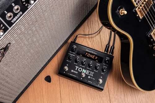 Vista 3 de IK Multimedia TONEX Pedal: Pedal de efectos múltiples estéreo para guitarra y bajo con 150 preestablecidos, 15 FX Pre/Post, afinador, Tap Tempo Negro