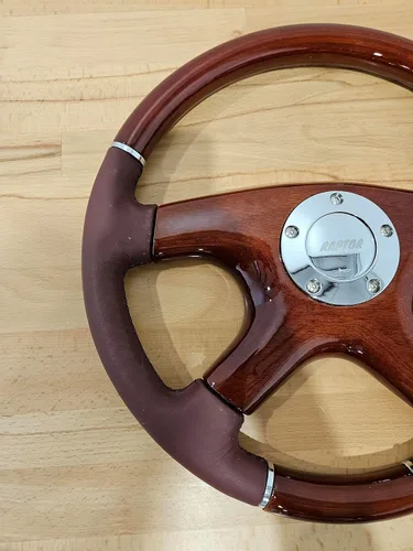 Vista 3 de Raptor Volante de madera de caoba y cuero granate de 15 pulgadas