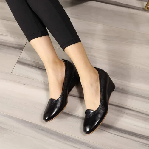 Vista 5 de Mona flying Women's Leather Closed Toe Mid Wedges Pumps Dress Heel Shoes Negro