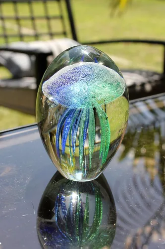 Vista 2 de Medusas de cristal verde azulado de 4.5 pulgadas que brillan en la oscuridad