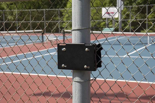 Vista 8 de Aro de baloncesto juvenil Silverback Junior de 33" con tecnología de montaje Lock 'n Rock. Se monta en postes redondos y verticales, color negro