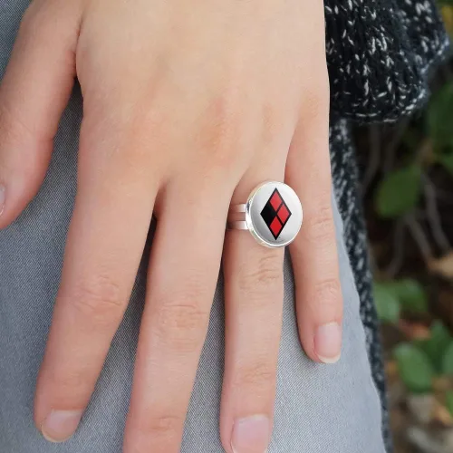 Vista 2 de GRAPHICS & MORE Anillo de novedad ajustable chapado en plata con logotipo de diamante Harley Quinn, Plata