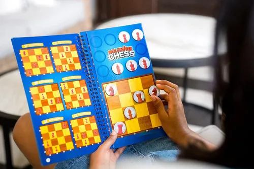Vista 3 de ThinkFun Rompecabezas magnético de viaje de ajedrez solitario, juego de lógica atractivo y juguete STEM para niños y adultos, mejora la resolución