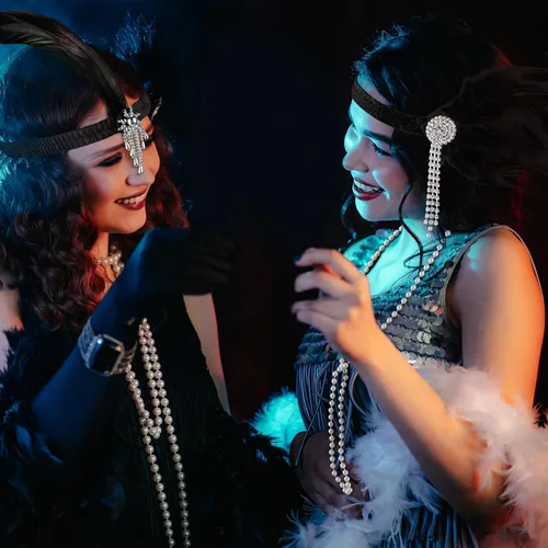 Vista 5 de 18 piezas de accesorios de aleta con diadema de plumas para mujer, collares de perlas