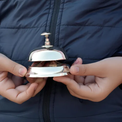 Vista 8 de Campana de llamada de escritorio de oficina de metal náutico cromado de 4 pulgadas Suministros de oficina y regalos corporativos Nagina