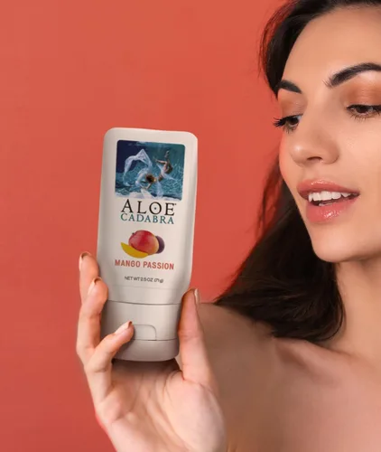 Vista 4 de Aloe Cadabra Lubricante personal saborizado orgánico Passion Lube para mujeres, hombres y parejas, mango Passion 2.5 onzas (paquete de 5)