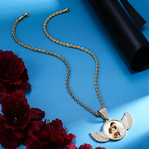 Vista 6 de INBLUE Collar personalizado de hip hop con foto de memoria, texto grabado personalizado para hombres y mujeres, ala de ángel helada de cobre, dije