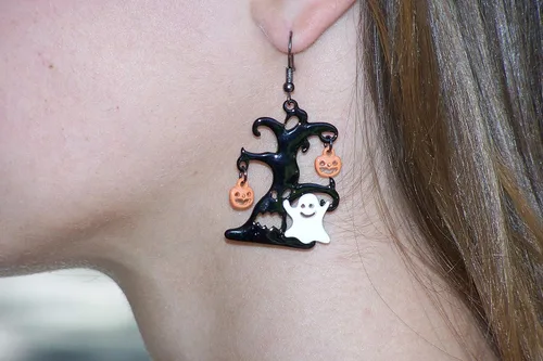 Vista 2 de Della's Designs Aretes colgantes de Halloween, estilo mixto, con colores de otoño radiantes, Metal