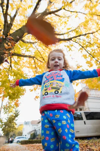 Vista 2 de CoComelon JJ - Conjunto de sudadera con capucha y pantalones para bebés y niños pequeños