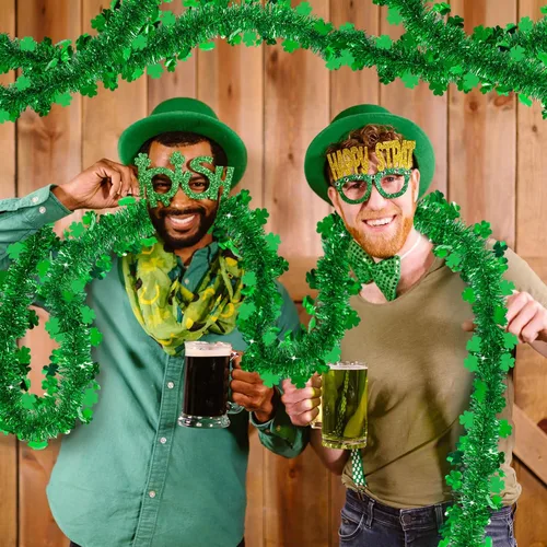Vista 3 de Guirnalda de oropel del día de San Patricio, guirnalda metálica de trébol verde de 196 pies para decoración irlandesa de árbol de pared para fiesta