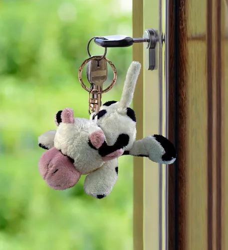 Vista 5 de DolliBu - Llavero de peluche de vaca de peluche Llavero de peluche de vaca suave, lindo llavero para amantes de la felpa de animales de granja