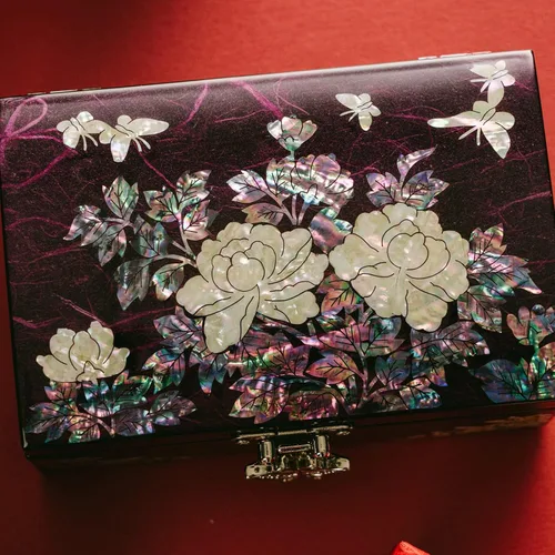 Vista 9 de Joyero de February Mountain en nácar - Elegante recuerdo lacado en púrpura con diseño de peonía y mariposa, interior de terciopelo rojo - Regalo