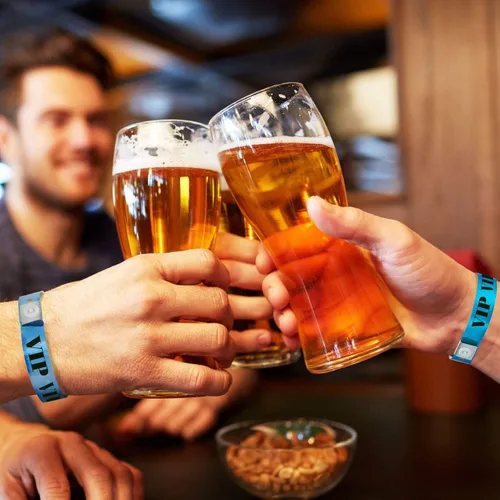 Vista 6 de 100 pulseras holográficas de plástico VIP azules de Wristco - Pulseras para eventos