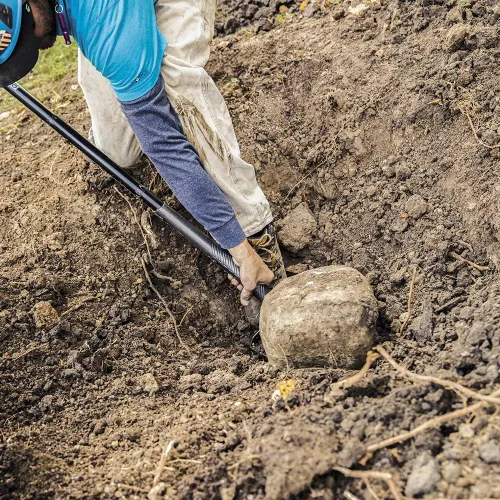 Vista 4 de Fiskars Pala de jardín profesional de 44 pulgadas, pala de acero de calibre resistente con borde afilado para excavar y girar tierra, herramienta