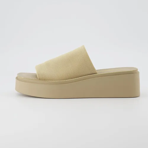Vista 2 de CUSHIONAIRE Sandalia de plataforma Pia para mujer con espuma viscoelástica, anchos disponibles
