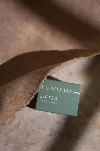 Vista 3 de Lumiara Crema antienvejecimiento Lifted (1.7 fl oz) Crema tensora e hidratante para todas las edades y tipos de piel - Orgánica, libre de parabenos